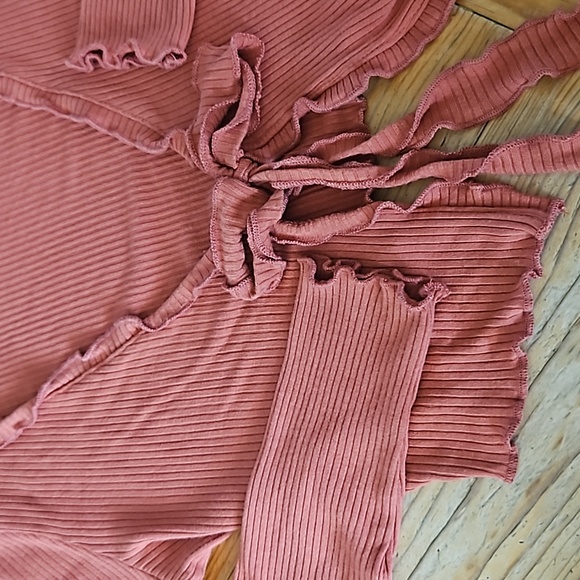 Urban outfitters rust tie front v neck ruffle crop top women's small - Picture 3 of 8